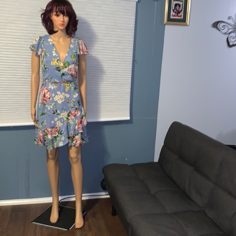 - Chilaration   Pretty floral short-sleeved wrinkle-free wrap dress.